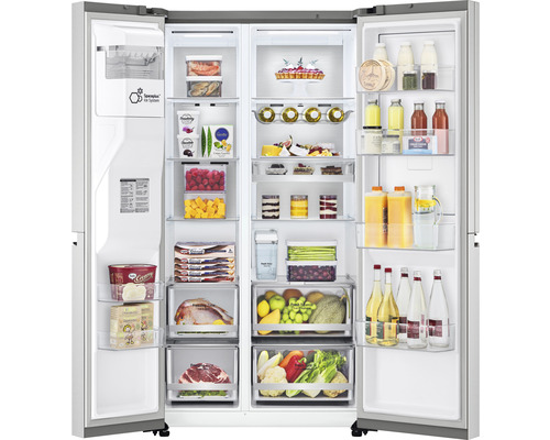 Geopende side-by-side koelkast gevuld met etenswaren