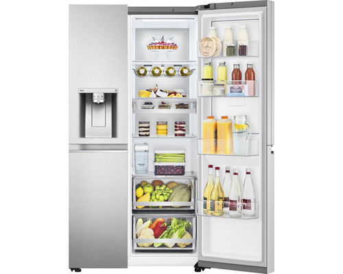 Geopende side-by-side koelkast met levensmiddelen