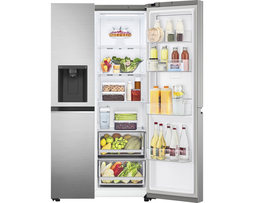 Geopende side-by-side koelkast met levensmiddelen