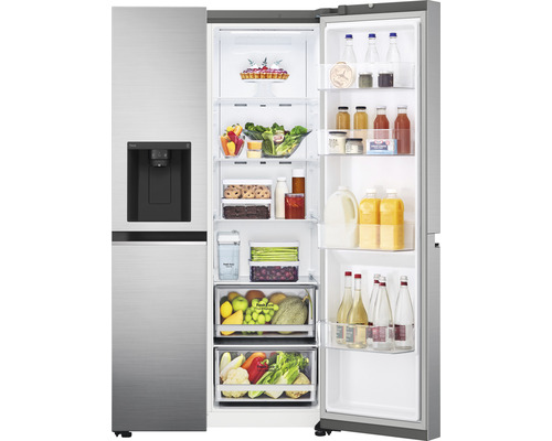 Geopende side-by-side koelkast met levensmiddelen in schappen en lades