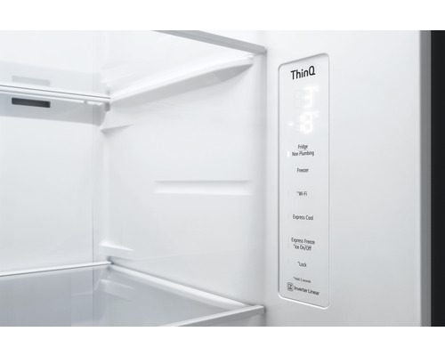 Binnenkant van een koelkast met digitaal display voor temperatuurregeling en Thinq Logo