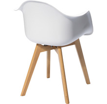 Witte stoel met houten poten