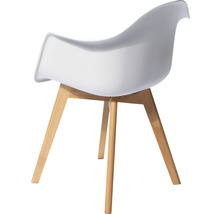 Witte stoel met armleuningen en houten poten.