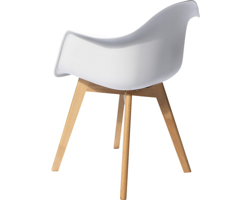 Witte stoel met armleuningen en houten poten.