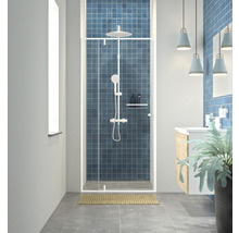 Badkamer met douche, wastafel, spiegel en blauwe tegels