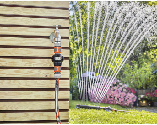 Tuinscène met kraan, Gardena watermeter en gazonsproeier