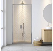 Badkamer met douche, wastafel en spiegel