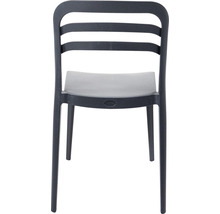 Kunststof stoel met lattenpatroon in de rugleuning