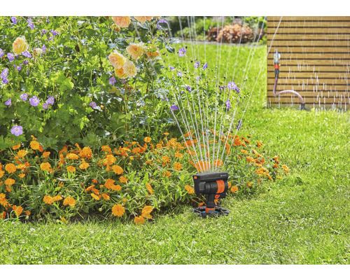 Tuinbesproeiing met sproeier voor bloemperk