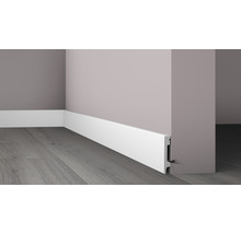 Witte plint aan wand en vloer