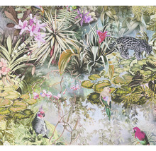 Behang met jungle motieven, waaronder planten, papegaaien en een luipaard