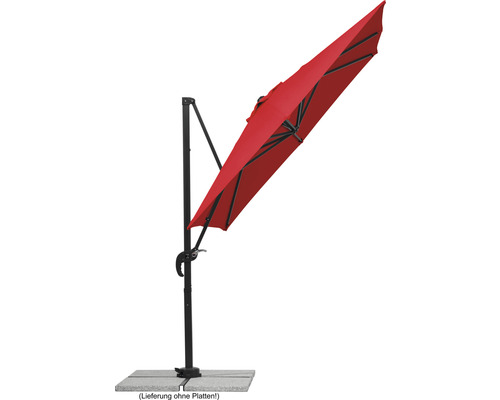 Rode zweefparasol met zwart frame op stenen platen