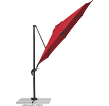 Rode zweefparasol op stenen platen voor de tuin.