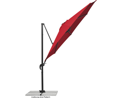 Rode zweefparasol op stenen platen voor de tuin.