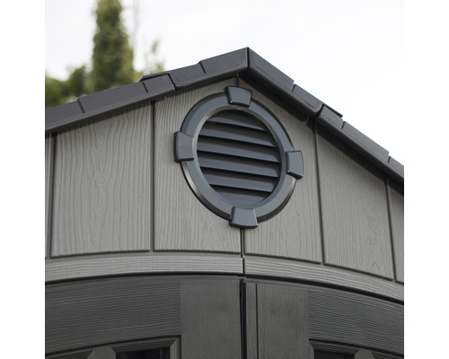 Detailopname van een tuinhuis met ventilatierooster