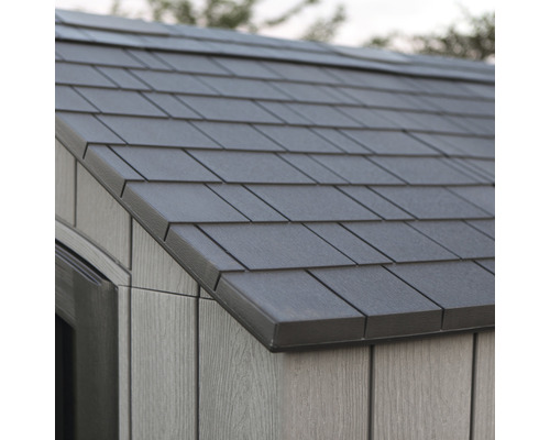 Detailopname van de dakpannen en de houten bekleding van een tuinhuis