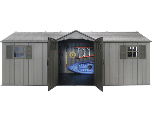 Ruime gereedschapsschuur met openstaande dubbele deuren, ramen en diverse tuingereedschappen