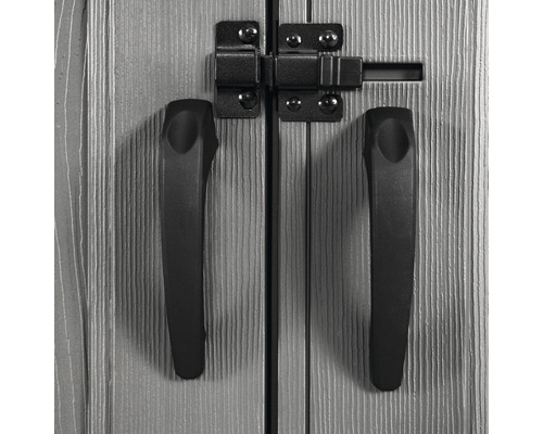 Detailopname van een tuinhuis met deurklinken en grendel