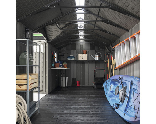 Interieur van een tuinhuis met rekken, gereedschap, tuingereedschap en een kajak