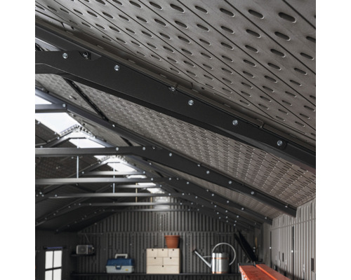 Interieurbeeld van een tuinhuis met metalen dak en stalen frame