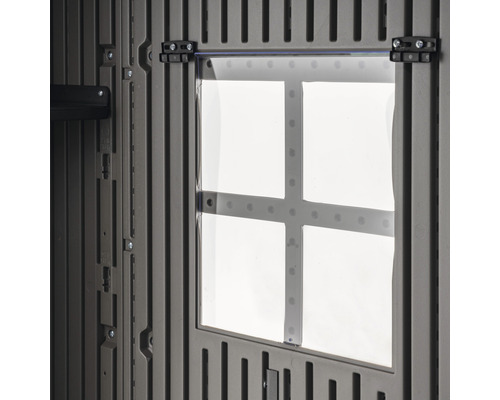 Close-up van een raam in een tuinhuis