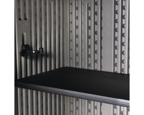 Binnenaanzicht van een gereedschapskast met plank en haken voor het opbergen van gereedschap en tuingereedschap.