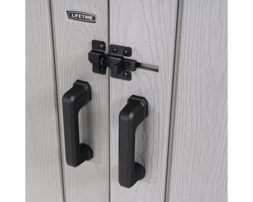 Detailopname van een tuinhuis met deurvergrendeling en deurgrepen en Lifetime logo.