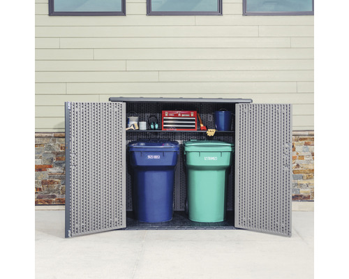 Geopende gereedschapskast met vuilnisbakken en tuingereedschap