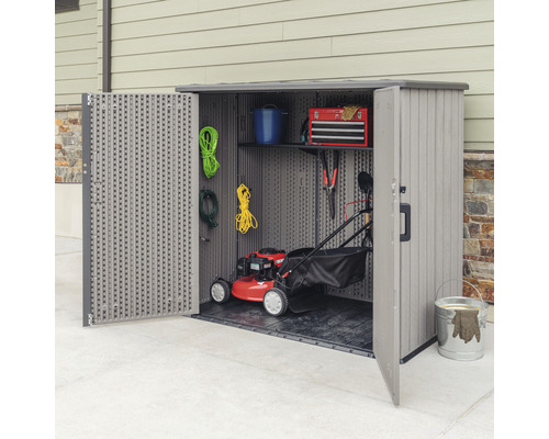 Kunststof tuinkast met grasmaaier en tuingereedschap