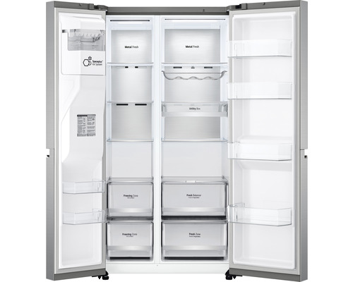 Geopende side-by-side koelkast met compartimenten en laden