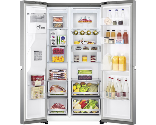 Geopende side-by-side koelkast met levensmiddelen