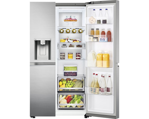 Geopende side-by-side koelkast gevuld met etenswaren