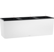 Witte plantenbak met irrigatiesysteem voor de tuin