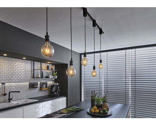 Moderne keuken met verlichting van ronde hanglampen aan een railsysteem