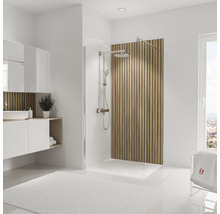 Lichte badkamer met douche, wastafel en spiegel