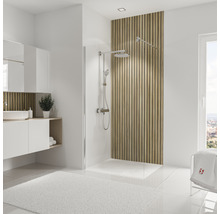 Moderne badkamer met douche, wastafel en houten panelen
