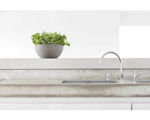 Keuken met gootsteen, kraan en kruidenpot