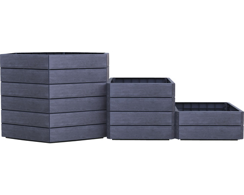 Drie gestapelde, vierkante houten plantenbakken in verschillende maten.