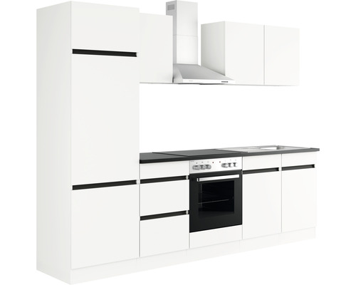 Moderne keuken met witte kasten, afzuigkap en geïntegreerde oven.