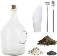 Terrariumset met glazen fles, kurk, gereedschap en plantmaterialen