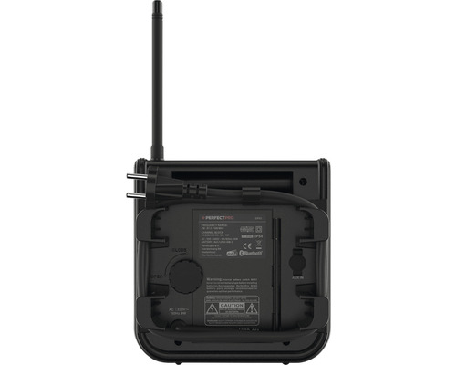 Achterkant van een bouwplaatsradio met antenne, stekker en batterijvak