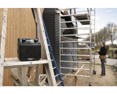 Bouwradio van het merk Perfectpro op een ladder buitenshuis