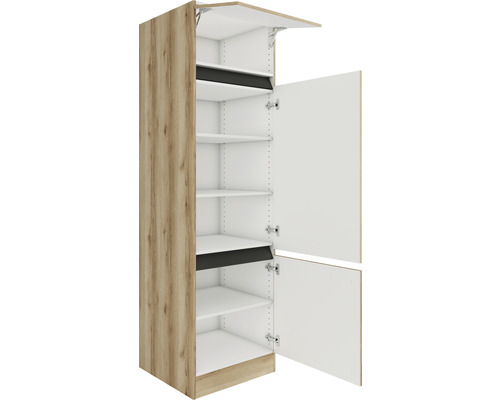 Open keukenkast met planken en houten deuren