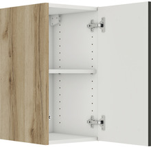 Open badkamerkast met houten deur en legplank