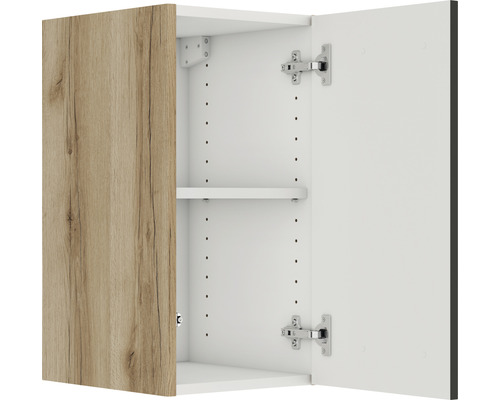 Open badkamerkast met houten deur en legplank