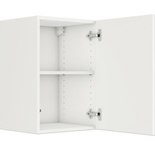 Witte hangkast met open deur en een legplank.