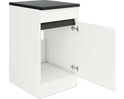 Onderkast met open deur en zwart werkblad