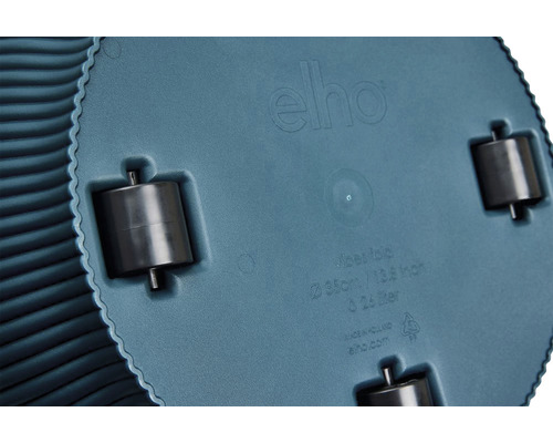 Onderkant van een bloempot met wielen van het merk Eho