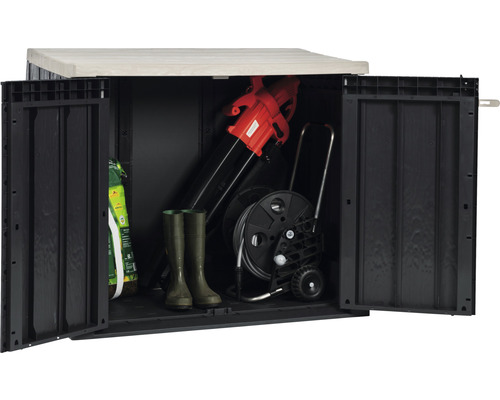 Geopende gereedschapsschuur met tuingereedschap en accessoires