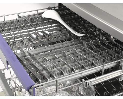 Vaatwasser met bestek en keukengerei in de bovenste korf